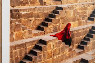 Steve MCCURRY - Femme dans le puits de Chand Baori, Inde, 2016, tirage C-Type en édition limitée signée 2