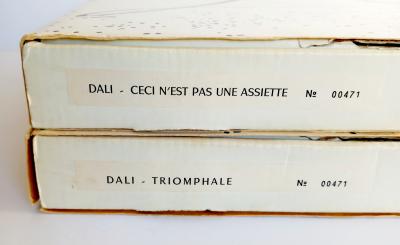 Salvador DALI (d’après) - 2 Assiettes, Daum France - Finition Or, Signées, Numérotées 2