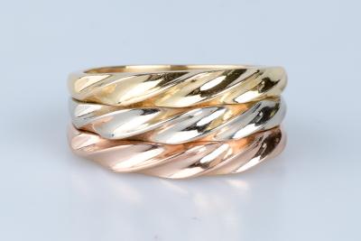 Bague en or tricolore jaune, blanc et rose en 18 cts. 2