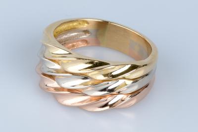 Bague en or tricolore jaune, blanc et rose en 18 cts. 2