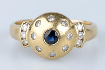 Bague  en or jaune 18 cts, ornée d’un saphir et de diamants 2