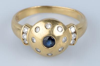 Bague  en or jaune 18 cts, ornée d’un saphir et de diamants 2