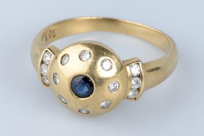 Bague  en or jaune 18 cts, ornée d’un saphir et de diamants 2
