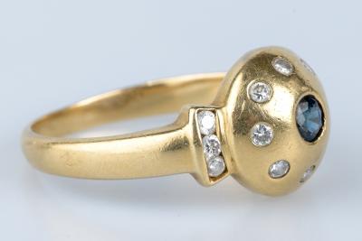 Bague  en or jaune 18 cts, ornée d’un saphir et de diamants 2
