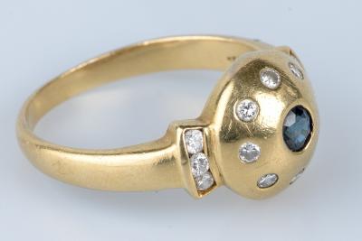 Bague  en or jaune 18 cts, ornée d’un saphir et de diamants 2
