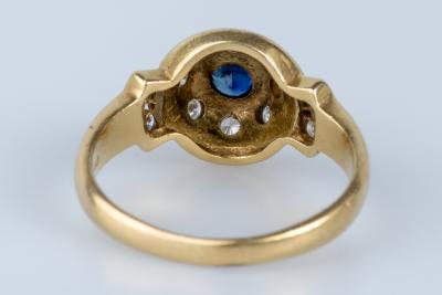 Bague  en or jaune 18 cts, ornée d’un saphir et de diamants 2