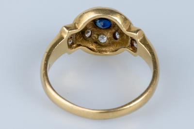 Bague  en or jaune 18 cts, ornée d’un saphir et de diamants 2