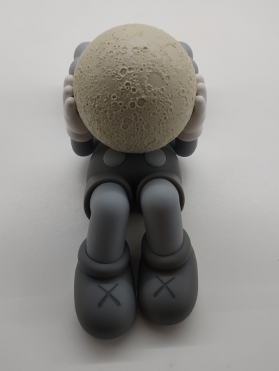 KAWS - Kaws: Holiday Shanghai (Grey) - figurine 2
