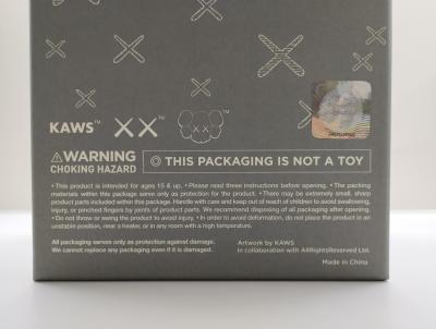 KAWS - Kaws: Holiday Shanghai (Grey) - figurine 2