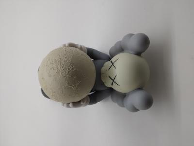 KAWS - Kaws: Holiday Shanghai (Grey) - figurine 2