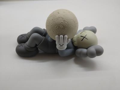 KAWS - Kaws: Holiday Shanghai (Grey) - figurine 2