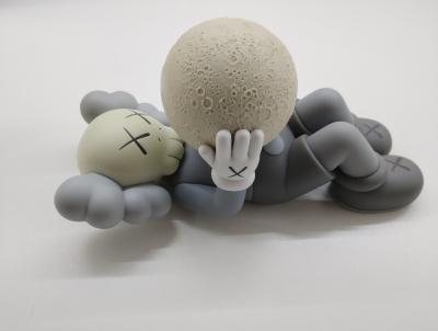 KAWS - Kaws: Holiday Shanghai (Grey) - figurine 2