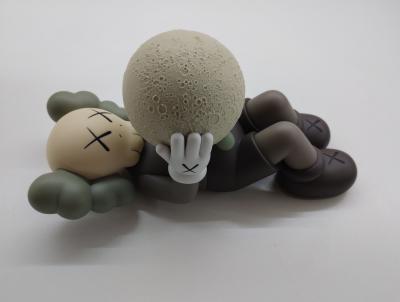 KAWS - Holiday Shanghai (Brown) - figurine 2