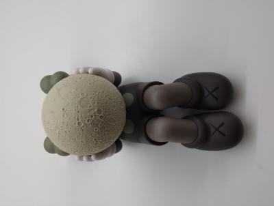 KAWS - Holiday Shanghai (Brown) - figurine 2