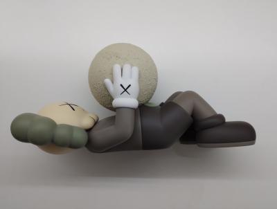 KAWS - Holiday Shanghai (Brown) - figurine 2