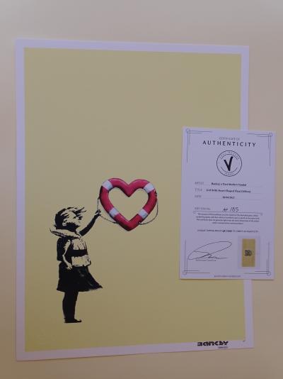 Banksy x Post Modern Vandal - Fille avec flotteur en forme de cœur (jaune), 2021 - Impression pigmentaire 2