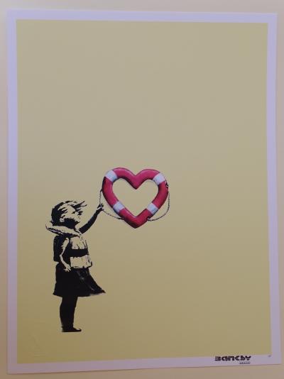 Banksy x Post Modern Vandal - Fille avec flotteur en forme de cœur (jaune), 2021 - Impression pigmentaire 2