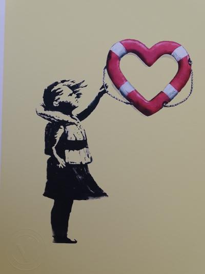 Banksy x Post Modern Vandal - Fille avec flotteur en forme de cœur (jaune), 2021 - Impression pigmentaire 2
