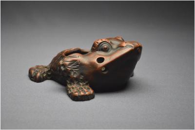 Chine, Fin de la dynastie Qing, Brûle-encens en grès représentant le crapaud de prospérité 2