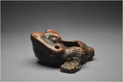 Chine, Fin de la dynastie Qing, Brûle-encens en grès représentant le crapaud de prospérité 2