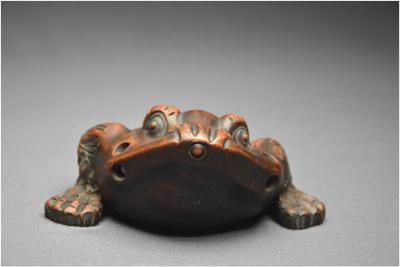Chine, Fin de la dynastie Qing, Brûle-encens en grès représentant le crapaud de prospérité 2