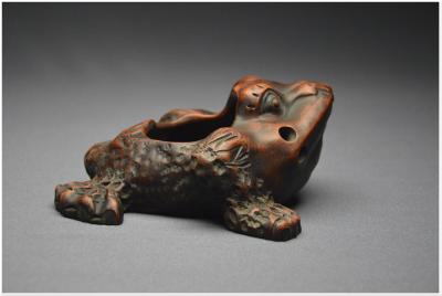 Chine, Fin de la dynastie Qing, Brûle-encens en grès représentant le crapaud de prospérité 2