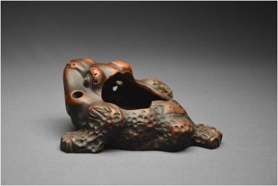 Chine, Fin de la dynastie Qing, Brûle-encens en grès représentant le crapaud de prospérité 2
