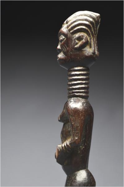 République Démocratique du Congo (ex Zaïre), Peuple Ndengese, Milieu du XXème siècle, Ancien fétiche anthropomorphe en bois à patine brillante 2