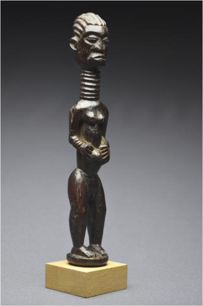 République Démocratique du Congo (ex Zaïre), Peuple Ndengese, Milieu du XXème siècle, Ancien fétiche anthropomorphe en bois à patine brillante 2