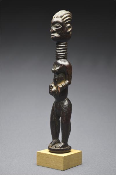 République Démocratique du Congo (ex Zaïre), Peuple Ndengese, Milieu du XXème siècle, Ancien fétiche anthropomorphe en bois à patine brillante 2