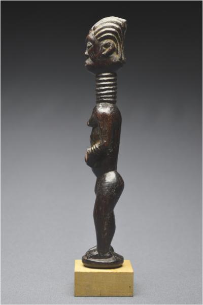 République Démocratique du Congo (ex Zaïre), Peuple Ndengese, Milieu du XXème siècle, Ancien fétiche anthropomorphe en bois à patine brillante 2
