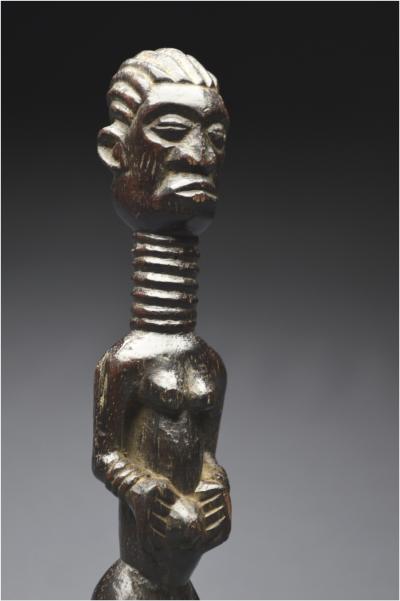 République Démocratique du Congo (ex Zaïre), Peuple Ndengese, Milieu du XXème siècle, Ancien fétiche anthropomorphe en bois à patine brillante 2