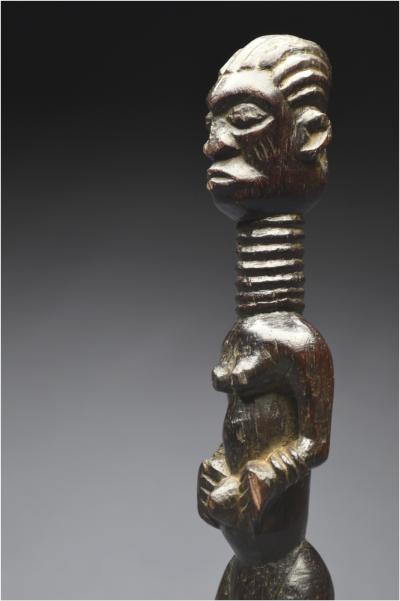 République Démocratique du Congo (ex Zaïre), Peuple Ndengese, Milieu du XXème siècle, Ancien fétiche anthropomorphe en bois à patine brillante 2