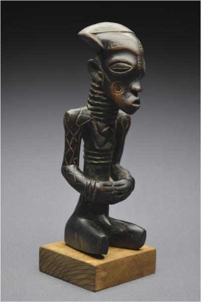 République Démocratique du Congo (ex Zaïre), Peuple Ndengese, Milieu du XXème siècle, Ancienne statuette antropomorphe à patine sombre 2
