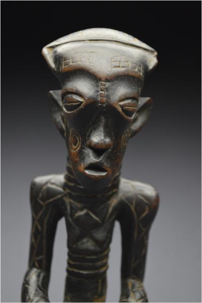 République Démocratique du Congo (ex Zaïre), Peuple Ndengese, Milieu du XXème siècle, Ancienne statuette antropomorphe à patine sombre 2