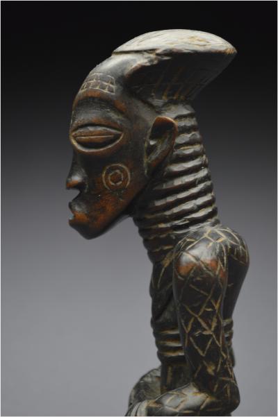 République Démocratique du Congo (ex Zaïre), Peuple Ndengese, Milieu du XXème siècle, Ancienne statuette antropomorphe à patine sombre 2