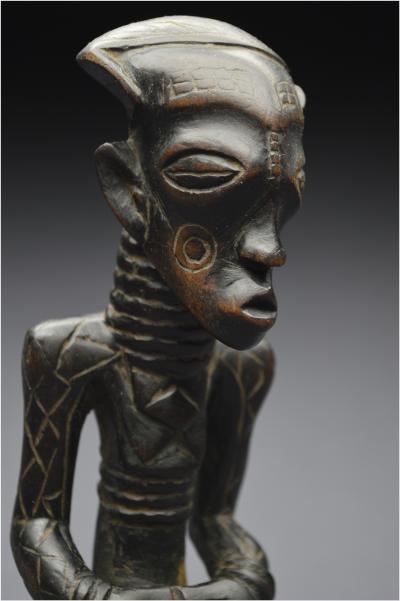 République Démocratique du Congo (ex Zaïre), Peuple Ndengese, Milieu du XXème siècle, Ancienne statuette antropomorphe à patine sombre 2