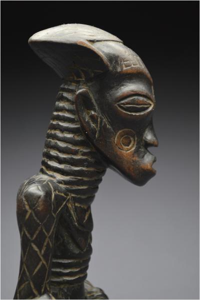 République Démocratique du Congo (ex Zaïre), Peuple Ndengese, Milieu du XXème siècle, Ancienne statuette antropomorphe à patine sombre 2