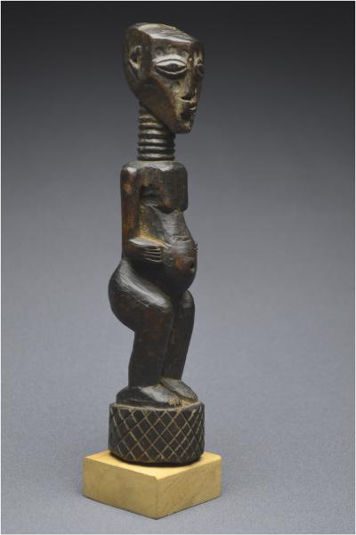 République Démocratique du Congo (ex Zaïre), Peuple Songye, Milieu du XXème siècle, Ancien fétiche anthropomorphe à patine sombre 2