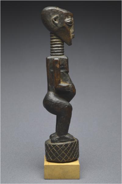 République Démocratique du Congo (ex Zaïre), Peuple Songye, Milieu du XXème siècle, Ancien fétiche anthropomorphe à patine sombre 2
