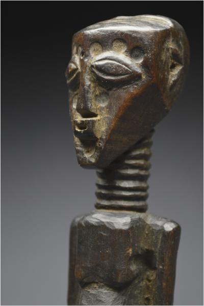 République Démocratique du Congo (ex Zaïre), Peuple Songye, Milieu du XXème siècle, Ancien fétiche anthropomorphe à patine sombre 2