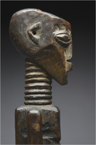 République Démocratique du Congo (ex Zaïre), Peuple Songye, Milieu du XXème siècle, Ancien fétiche anthropomorphe à patine sombre 2