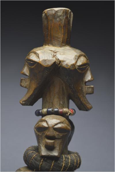 République Démocratique du Congo (ex Zaïre), Peuple Songye, Milieu du XXème siècle, Ancien fétiche janiforme Nkisi à patine brillante 2