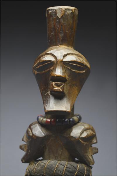 République Démocratique du Congo (ex Zaïre), Peuple Songye, Milieu du XXème siècle, Ancien fétiche janiforme Nkisi à patine brillante 2