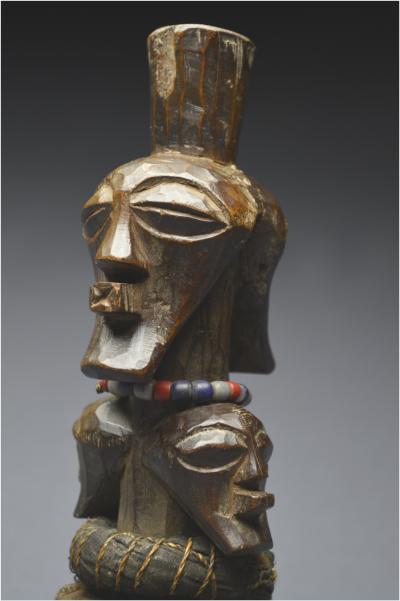 République Démocratique du Congo (ex Zaïre), Peuple Songye, Milieu du XXème siècle, Ancien fétiche janiforme Nkisi à patine brillante 2