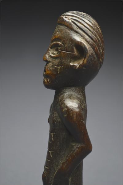 République Démocratique du Congo (ex Zaïre), Peuple Tabwa, Milieu du XXème siècle, Ancienne statuette anthropomorphe à patine brillante 2