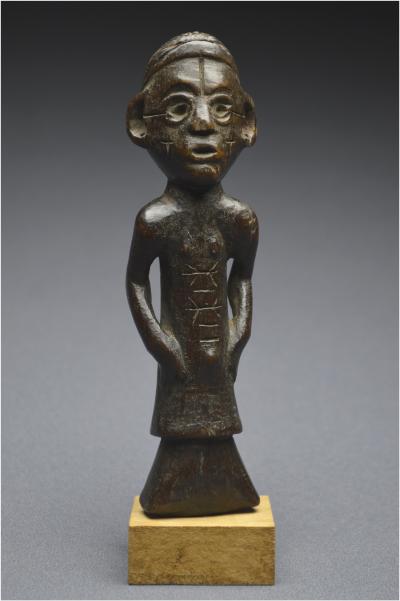 République Démocratique du Congo (ex Zaïre), Peuple Tabwa, Milieu du XXème siècle, Ancienne statuette anthropomorphe à patine brillante 2