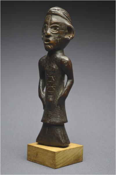 République Démocratique du Congo (ex Zaïre), Peuple Tabwa, Milieu du XXème siècle, Ancienne statuette anthropomorphe à patine brillante 2
