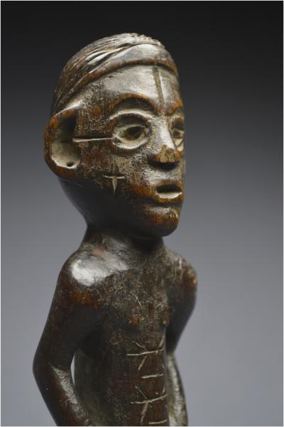 République Démocratique du Congo (ex Zaïre), Peuple Tabwa, Milieu du XXème siècle, Ancienne statuette anthropomorphe à patine brillante 2