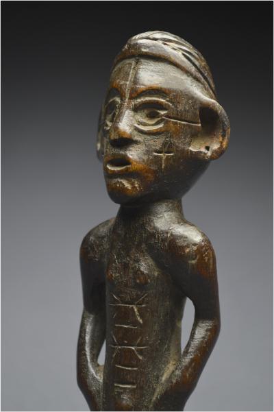République Démocratique du Congo (ex Zaïre), Peuple Tabwa, Milieu du XXème siècle, Ancienne statuette anthropomorphe à patine brillante 2